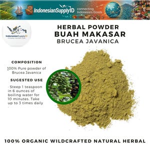 Op de afbeelding: Een hoop lichtbruin kruidenpoeder, met het label "HERBAL POWDER BUAH MAKASAR BRUCEA JAVANICA." De afbeelding bevat tekst over de samenstelling en het voorgestelde gebruik, met een cirkelvormige inzet met groene en zwarte bessen. Het product is 100% biologisch.