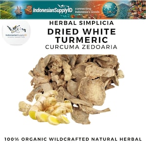Puede incluir: Primer plano de cúrcuma blanca seca, también conocida como Curcuma Zedoaria, y rodajas de raíz de cúrcuma fresca. El texto dice "HERBAL SIMPLICIA DRIED WHITE TURMERIC CURCUMA ZEDOARIA" y "100% ORGANIC WILDCRAFTED NATURAL HERBAL".