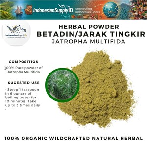 Può includere: Primo piano di una polvere di erbe marrone chiaro, etichettata come Betadin/Jarak Tingkir Jatropha Multifida. L'immagine include testo sulla composizione e l'uso suggerito, inclusa l'infusione di un cucchiaino in 177 ml di acqua bollente. Il prodotto è biologico al 100%.