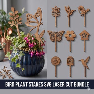 Op de afbeelding: Een verzameling lasergesneden houten plantenstokken in diverse op de natuur geïnspireerde ontwerpen, waaronder vlinders, vogels, bloemen en een vogelhuisje. De stokken worden gepresenteerd tegen een grijze achtergrond, met een blauwe keramische bloempot op de voorgrond. Tekst onderaan: BIRD PLANT STAKES SVG LASER CUT BUNDLE.