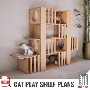 Puede incluir: Estantería de juego para gatos de madera clara, con múltiples niveles, aberturas circulares y listones verticales. Varios gatos exploran la estructura. El texto "CAT PLAY SHELF PLANS" se muestra en la parte inferior.