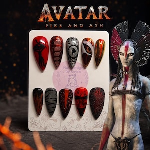 Pode incluir: Um conjunto de dez unhas postiças em formato de amêndoa inspiradas em Avatar: Fire and Ash. As unhas apresentam cores vermelha, preta, prateada e laranja metálica com padrões complexos, incluindo acabamentos texturizados, listras e motivos de olhos.