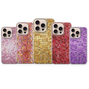 Può includere: Cinque custodie per telefoni colorate con un design a mosaico. Le custodie sono nelle tonalità del rosa, arancione, oro, rosso e viola. Ogni custodia ha un ritaglio per la fotocamera e un bordo trasparente.