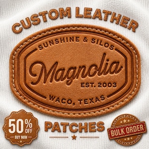 Può includere: Una toppa ovale in pelle color cuoio con il testo in rilievo SUNSHINE & SILOS, Magnolia, EST. 2003 e WACO, TEXAS. L'immagine include il testo CUSTOM LEATHER PATCHES, un badge 50% OFF BUY NOW e un badge circolare BULK ORDER su tessuto bianco.
