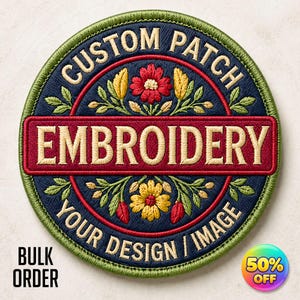 Op de afbeelding: Ronde geborduurde patch met de tekst "CUSTOM PATCH" en "EMBROIDERY". Het ontwerp bevat bloemmotieven in rood, geel en groen op een marineblauwe achtergrond, met een groene rand. De tekst "YOUR DESIGN / IMAGE" is ook aanwezig.