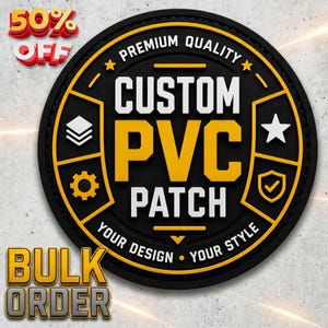 Op de afbeelding: Een zwart en gele aangepaste PVC-patch met de tekst "CUSTOM PVC PATCH" in wit en geel. De patch heeft een cirkelvormig ontwerp met de woorden "PREMIUM QUALITY" en "YOUR DESIGN YOUR STYLE". De afbeelding bevat ook de tekst "50% OFF" en "BULK ORDER".
