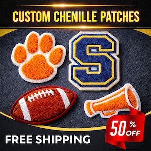 Op de afbeelding: Aangepaste chenille patches in diverse vormen, waaronder een pootafdruk, de letter "S", een voetbal en een megafoon. De patches zijn oranje, blauw en wit van kleur en hebben een getextureerd uiterlijk. De afbeelding bevat ook de tekst "CUSTOM CHENILLE PATCHES".