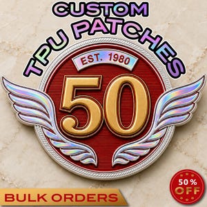 Puede incluir: Un parche de TPU personalizado circular con el número 50 en dorado sobre un fondo rojo texturizado. El diseño incluye alas plateadas iridiscentes a ambos lados y una banda en la parte superior que dice EST. 1980. Texto: CUSTOM TPU PATCHES y BULK ORDERS.