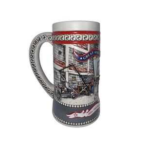 Puede incluir: Un jarro de cerveza de cerámica con una ilustración detallada de un coche antiguo y un edificio. El jarro tiene una combinación de colores blanco, rojo y gris con las palabras "Great America" y "Miller High Life". El asa está decorada con un patrón repetitivo.