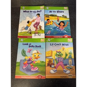 Puede incluir: Cuatro libros LeapFrog Tag. Los títulos incluyen "What Do You Do?", "At the Shore", "Look at Della Duck" y "Lil Can't Miss". Cada libro presenta ilustraciones coloridas y texto, diseñados para los primeros lectores. Los libros están en buen estado.