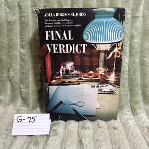 Può includere: Una copertina di libro vintage per "Final Verdict" di Adela Rogers St. Johns. La copertina presenta una lampada turchese e bianca, una scena di scrivania con documenti e il titolo del libro in grandi lettere bianche. Il libro parla della storia di un avvocato.