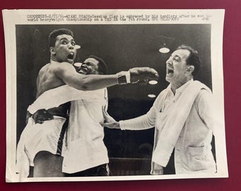 1964 Cassius Clay Muhammad Ali Foto dell'UPI Wire Vince il titolo dei pesi massimi Liston