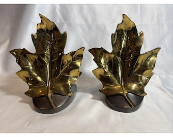 Par de suportes para livros vintage Philadelphia Mfg. Co. em formato de folha de bordo. Acabamento em latão.