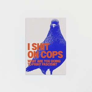 Könnte beinhalten: Ein Set aus drei Keramikbechern mit gesprenkelter, matter Oberfläche. Die Becher sind in den Farbtönen Creme, Hellgrau und Dunkelgrau gehalten. Jeder Becher hat ein schlichtes, minimalistisches Design, ideal für Kaffee oder Tee.