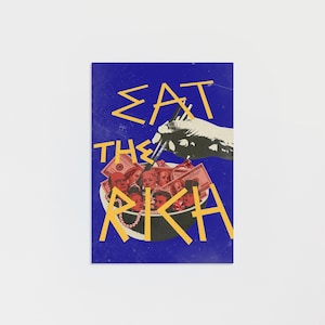 Könnte beinhalten: Ein blaues Poster mit den gelben Worten "EAT THE RICH". Das Bild zeigt eine Schüssel voller Gesichter und Geld, mit einer Hand, die eine Gabel darüber hält. Das Poster hat eine Vintage-Collage-Ästhetik.