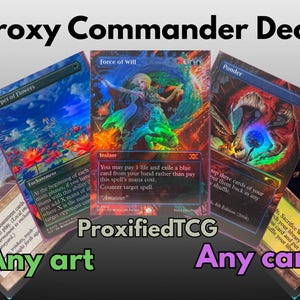 Puede incluir: Imagen de un Proxy Commander Deck con varias cartas de Magic: The Gathering. Las cartas muestran ilustraciones y texto vibrantes, con las palabras "Proxy Commander Deck", "Any art" y "Any card" visibles. También está presente el logotipo de ProxifiedTCG.