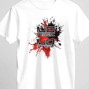 Könnte beinhalten: Weißes T-Shirt mit einem grafischen Design. Das Design zeigt den Text "NO RISE NO STOP" in Schwarz und Rot, vor einem Hintergrund aus roten und schwarzen Farbspritzern.