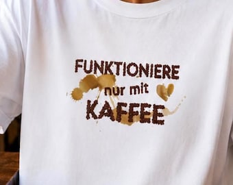 Camiseta "Só funciona com café" - Camiseta divertida para homens e mulheres - Camiseta para amantes de café - Presente para barista - Camiseta com slogan sobre café