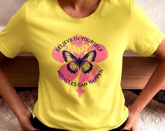 Camiseta "Acredite em Si Mesma" - Estampa de Borboleta - Milagres Acontecem - Camiseta Motivacional - Presente para Mulheres