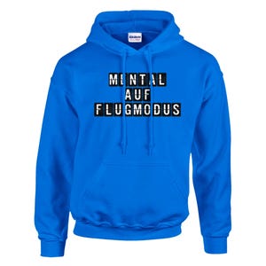 Op de afbeelding: Een felblauwe hoodie met de tekst "MENTAL AUF FLUGMODUS" in zwarte en witte blokletters op de borst. De hoodie heeft een voorzak en een capuchon met trekkoord.