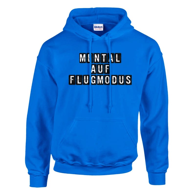 Op de afbeelding: Een felblauwe hoodie met de tekst "MENTAL AUF FLUGMODUS" in zwarte en witte blokletters op de borst. De hoodie heeft een voorzak en een capuchon met trekkoord.