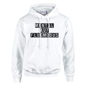 Op de afbeelding: Witte hoodie met een voorzak en trekkoorden. De hoodie heeft de tekst "MENTAL AUF FLUGMODUS" in zwarte blokletters over de borst.