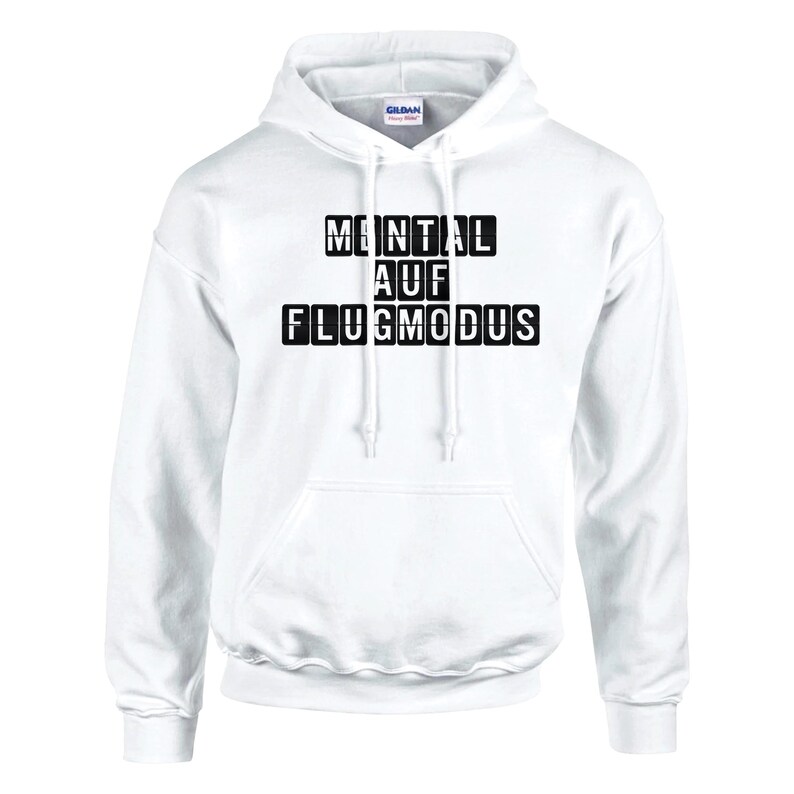 Op de afbeelding: Witte hoodie met een voorzak en trekkoorden. De hoodie heeft de tekst "MENTAL AUF FLUGMODUS" in zwarte blokletters over de borst.