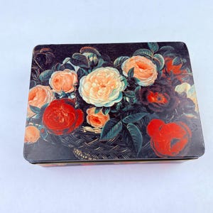 Rektangulär minneslåda i metall med blommig ros i vintagestil