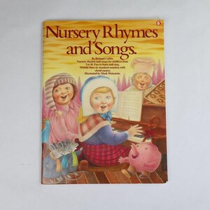 Puede incluir: Una taza de cerámica blanca con un asa negra y el texto "But First, Coffee" en negrita negra. La taza está sobre un fondo borroso. La taza mide aproximadamente 10 cm de altura.