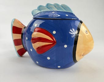 Tarro para galletas de cerámica con diseño de pez de lunares azules de Coco Dowley, certificado internacionalmente.