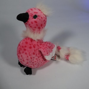 Puede incluir: Un juego de tres tazas de cerámica con un acabado mate moteado. Las tazas son en tonos crema, gris claro y gris oscuro. Cada taza tiene un diseño simple y minimalista, perfecto para café o té.