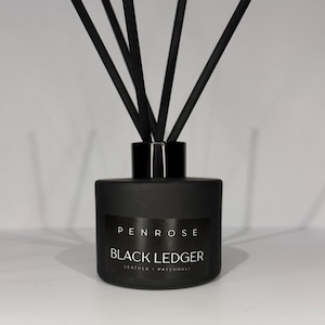 Op de afbeelding: Een set van drie keramische mokken met een gespikkelde, matte afwerking. De mokken zijn in crème, lichtgrijs en donkergrijs. Elke mok heeft een eenvoudig, minimalistisch ontwerp en een afgeronde handgreep.