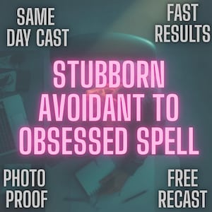 Könnte beinhalten: Digitales Bild mit dem Text "STUBBORN AVOIDANT TO OBSESSED SPELL" in Pink, umgeben von den Sätzen "SAME DAY CAST", "FAST RESULTS", "PHOTO PROOF" und "FREE RECAST". Der Hintergrund ist ein dunkler, verschwommener Arbeitsbereich.