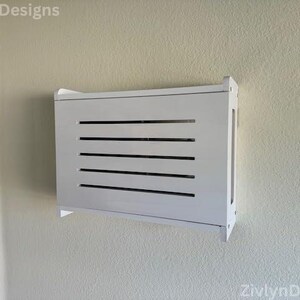 Puede incluir: Un armario blanco rectangular montado en la pared con listones negros horizontales. El armario est&aacute; montado en una pared beige. El nombre de la marca "ZivlynDesigns" es visible en la esquina superior izquierda e inferior derecha.