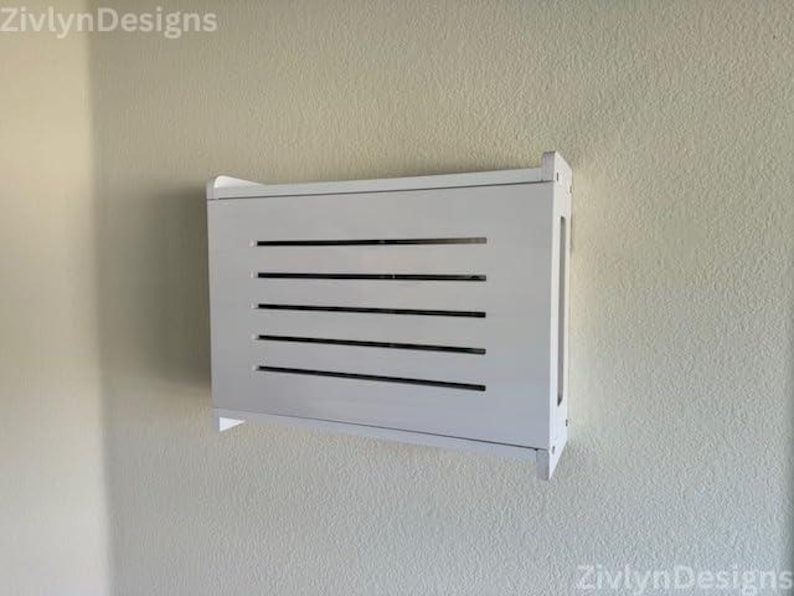 Puede incluir: Un armario blanco rectangular montado en la pared con listones negros horizontales. El armario est&aacute; montado en una pared beige. El nombre de la marca "ZivlynDesigns" es visible en la esquina superior izquierda e inferior derecha.