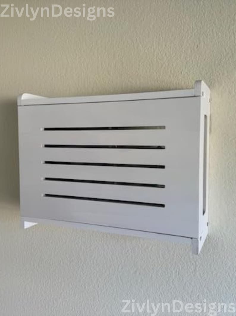 Puede incluir: Un mueble blanco rectangular montado en la pared con listones horizontales. El mueble est&aacute; montado en una pared texturizada de color claro. El nombre de la marca "ZivlynDesigns" es visible en la esquina superior izquierda e inferior derecha.