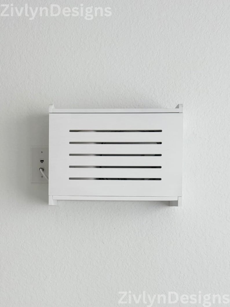 Puede incluir: Un armario blanco rectangular montado en la pared con listones horizontales. El armario est&aacute; montado en una pared blanca, con una toma de corriente el&eacute;ctrica visible a la izquierda. El texto "ZivlynDesigns" est&aacute; en las esquinas superior izquierda e inferior derecha.