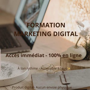 Peut inclure: Un ordinateur portable, un carnet et des éléments décoratifs sont disposés sur une surface en bois. Le texte "FORMATION MARKETING DIGITAL" est affiché à l'écran. Le texte supplémentaire comprend "Accès immédiat - 100% en ligne" et "À ton rythme - Accessible à tous".