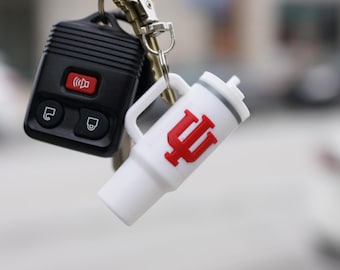 Indiana Hoosiers Trident-sleutelhanger - waterflesbedel voor Stanley of Owala - afstudeercadeau college - mini-rugzakaccessoire