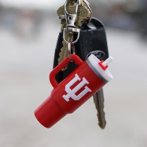 Indiana Hoosiers Trident-sleutelhanger - waterflesbedel voor Stanley of Owala - afstudeercadeau college - mini-rugzakaccessoire afbeelding 3