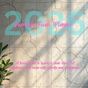 Pode incluir: Uma parede texturizada e rachada exibe o texto "2026 Quarterly Focus Planner" em azul claro e rosa. Abaixo, o texto rosa diz: "Um espaço ousado para expressar sua voz, definir intenções e agir com clareza e confiança."