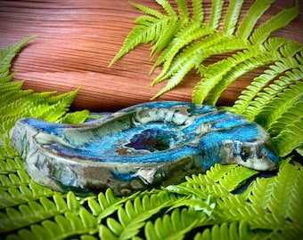 Cenicero e incensario de basalto volcánico Kīlauea hecho a mano - Jabonera / Cerámica artesanal con vidrio marino reciclado, conchas marinas y arena hawaiana