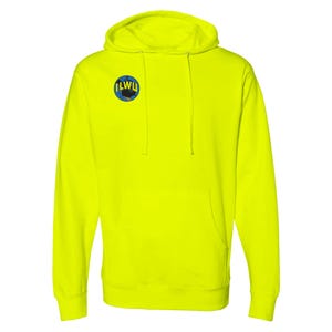 Könnte beinhalten: Leuchtend neongelber Kapuzenpullover mit Kordelzugkapuze und Kängurutasche vorne. Der Kapuzenpullover hat einen kleinen runden Aufnäher auf der linken Brust mit den Buchstaben "ILWU" in Blau und Schwarz. Das Kleidungsstück ist aus einem weichen, bequemen Material.