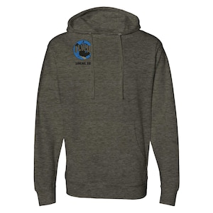 Könnte beinhalten: Dunkelgrauer Kapuzenpullover mit einer Vordertasche. Er hat ein blau-gelbes kreisförmiges Emblem und den Text "LOCAL 22". Der Kapuzenpullover ist aus einem weichen, bequemen Material gefertigt. Das Design befindet sich auf der linken Brust.