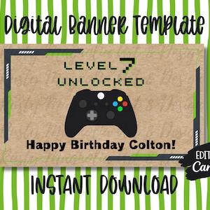 Peut inclure: Bannière numérique sur le thème des jeux vidéo. La bannière présente une manette de jeu noire, le texte "LEVEL 7 UNLOCKED" et "Happy Birthday Colton!" sur un fond marron. La bannière est encadrée d'une bordure verte et noire.