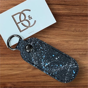 Funda para memoria USB de cuero pintada a mano y personalizada