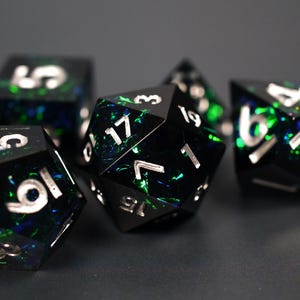 Tabletop Würfel Set 7-teilig – Dunkelgrüne Resin Würfel mit Aurora Borealis Glitter, RPG & Tabletop Dice, Geschenk für DnD Spieler