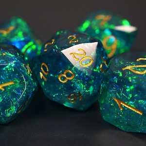 Tabletop Würfel Set 7-teilig – Türkise Resin Würfel mit Glitter, Edelsteinschliff Kanten, RPG & Tabletop Dice, Geschenk für DnD Spieler
