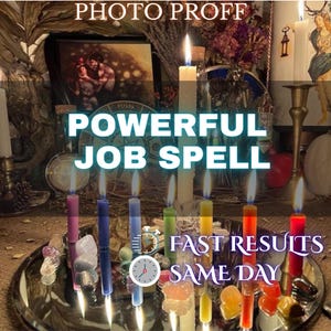 Może przedstawiać: Zbiór zapalonych świec w różnych kolorach, w tym różowym, niebieskim, zielonym, żółtym, pomarańczowym i czerwonym, ułożonych na srebrnej tacy. Widoczny tekst "POWERFUL JOB SPELL" i "FAST RESULTS SAME DAY". Tematyka mistyczna.