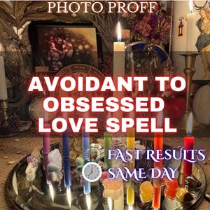 Può includere: Una tazza di ceramica bianca con un manico nero e la scritta "But First, Coffee" in nero, con un carattere a mano. La tazza è su una superficie bianca.